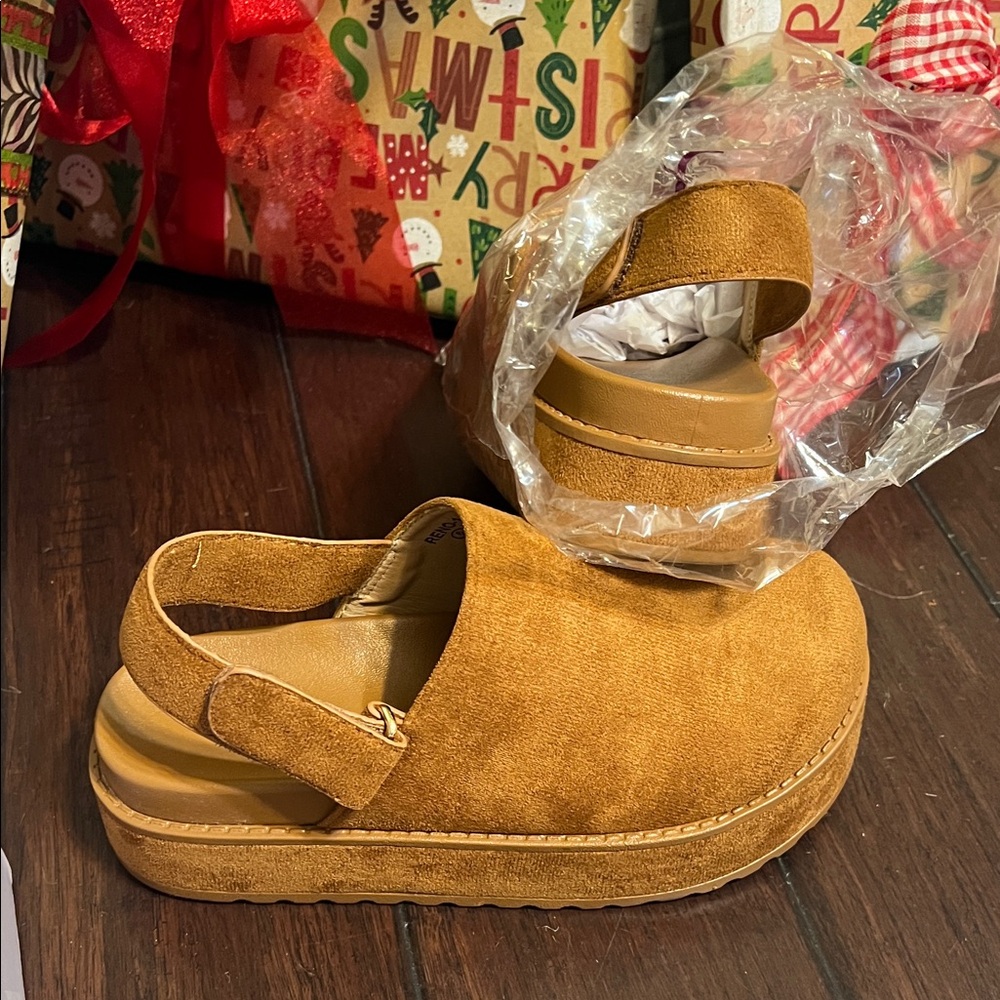 Women's Brown Slingback Clogs - Picture 2 of 3